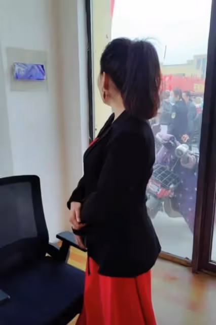 袁慶今天打扮的像新娘子一樣和大衣哥演出了