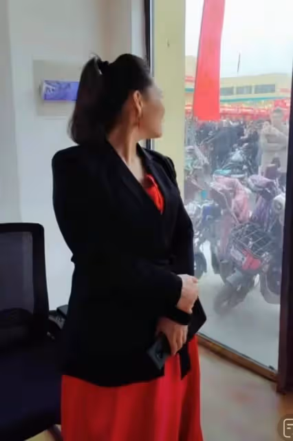袁慶今天打扮的像新娘子一樣和大衣哥演出了