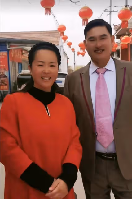 袁慶今天打扮的像新娘子一樣和大衣哥演出了