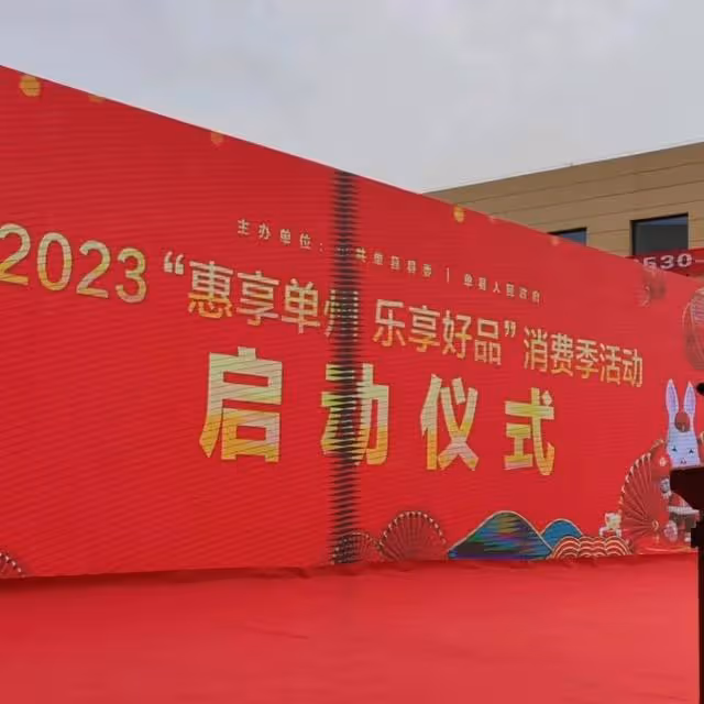 袁慶今天打扮的像新娘子一樣和大衣哥演出了