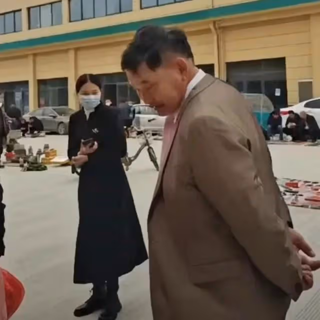 袁慶今天打扮的像新娘子一樣和大衣哥演出了
