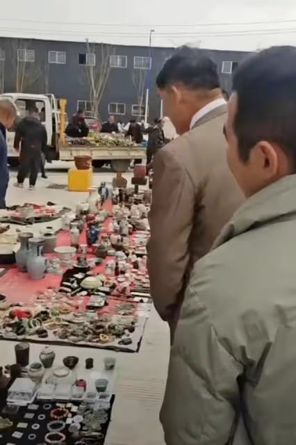 袁慶今天打扮的像新娘子一樣和大衣哥演出了