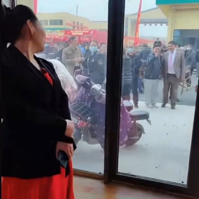 袁慶今天打扮的像新娘子一樣和大衣哥演出了