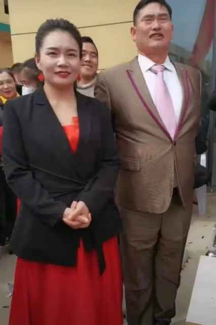 袁慶今天打扮的像新娘子一樣和大衣哥演出了