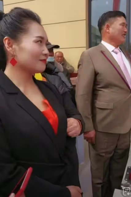 袁慶今天打扮的像新娘子一樣和大衣哥演出了