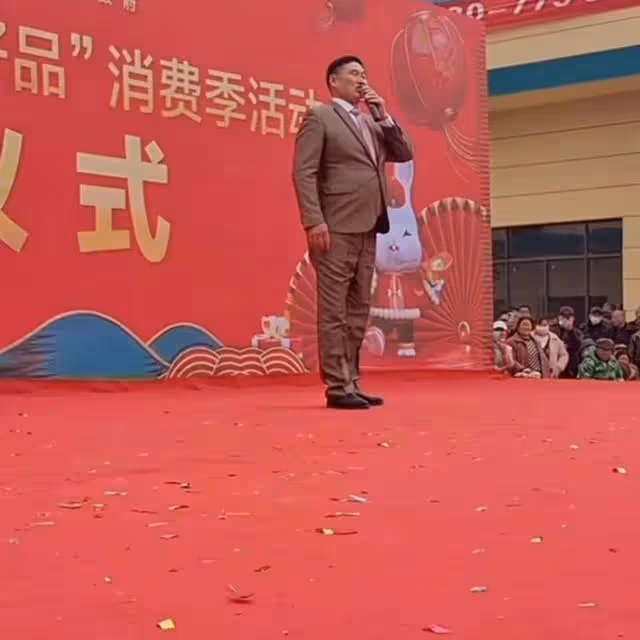 袁慶今天打扮的像新娘子一樣和大衣哥演出了