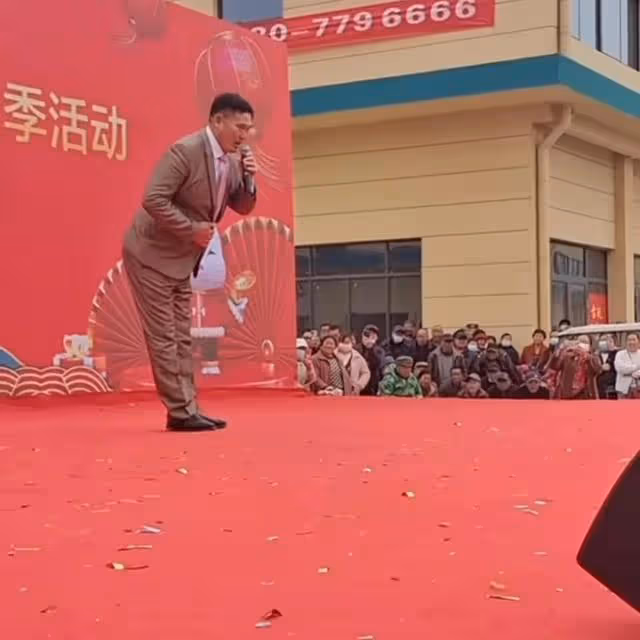 袁慶今天打扮的像新娘子一樣和大衣哥演出了