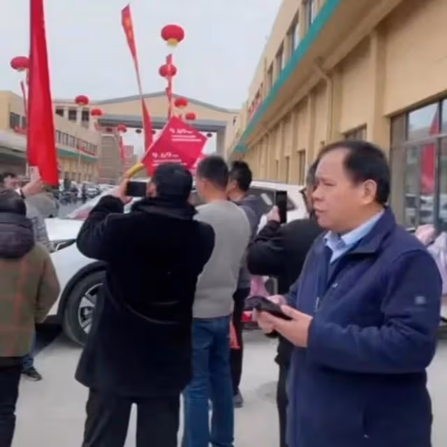 袁慶今天打扮的像新娘子一樣和大衣哥演出了