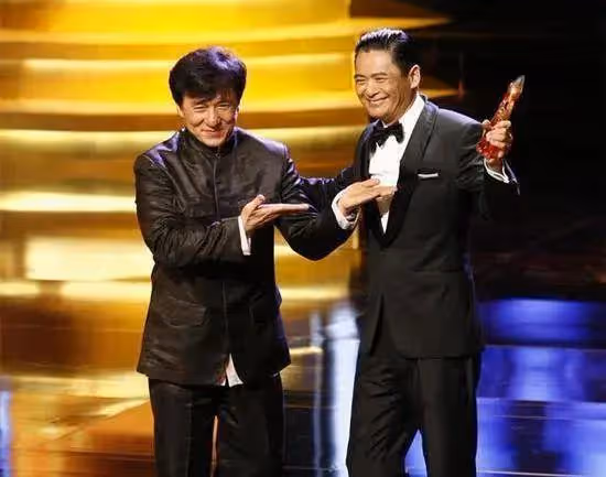 成龍60大壽時257位明星到場，而他60大壽這樣過，獲得網友怒贊