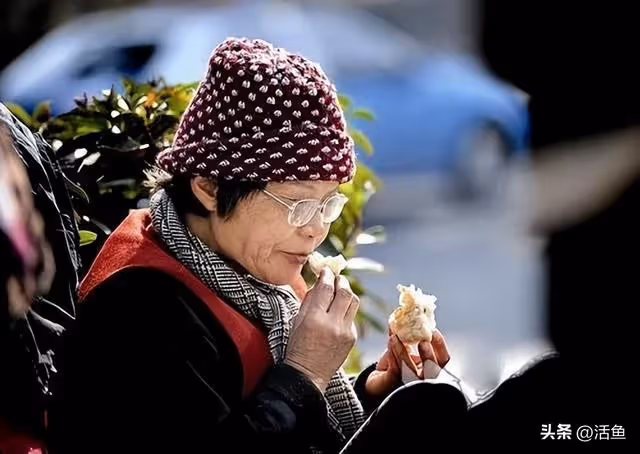 母親培養兒子成博士,兒子讓她和前夫復婚,母親:不想分享退休金