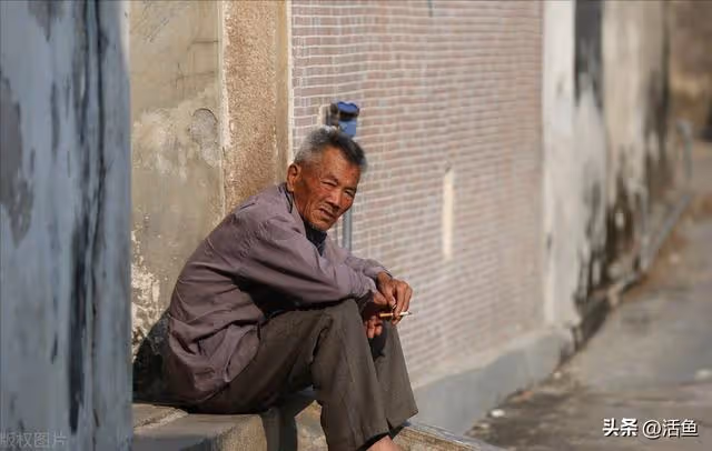 母親培養兒子成博士,兒子讓她和前夫復婚,母親:不想分享退休金