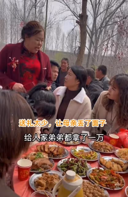 弟弟結婚姐姐隨禮不足1萬,母親怒斥:你沒錢別回來噁心我