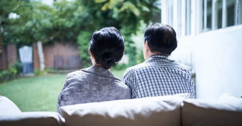 老人住女婿家養老，女婿發飆趕他走，老人的一句話連女兒也沉默了