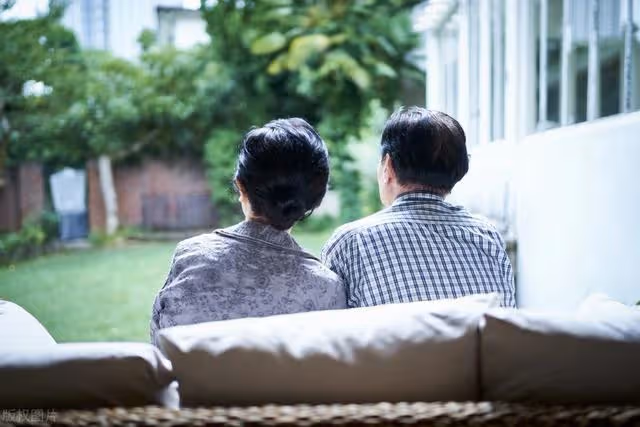 老人住女婿家養老,女婿發飆趕他走,老人的一句話連女兒也沉默了