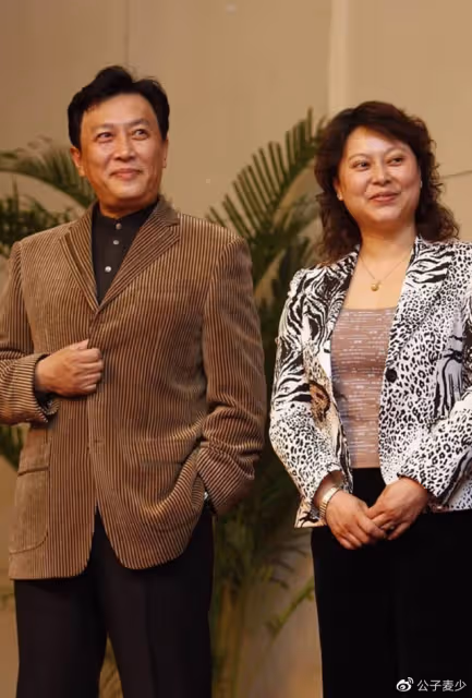 拋妻棄子,逼原配自盡,成名後甩了原配的3位男星,一個比一個狠