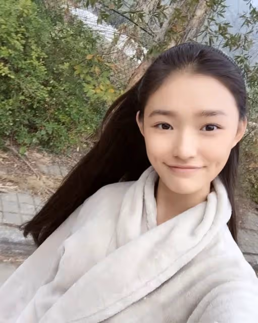 星女郎林允曬變妝視頻,素顏出鏡遭群嘲,被調侃比普通人還不如
