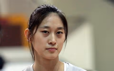 曾與王治郅傳緋聞的隋菲菲：坐擁上校軍銜身高傲人，43歲仍單身