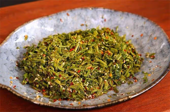香椿辣子，能讓你多吃3碗飯的下飯醬，又香又辣，簡單家常又美味