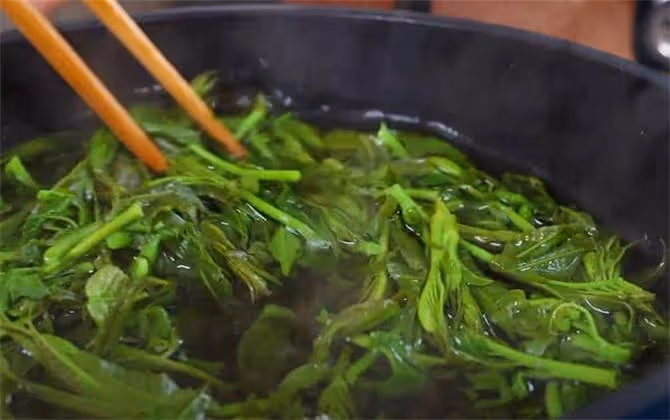 香椿辣子，能讓你多吃3碗飯的下飯醬，又香又辣，簡單家常又美味