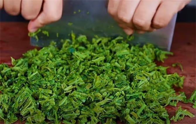香椿辣子，能讓你多吃3碗飯的下飯醬，又香又辣，簡單家常又美味