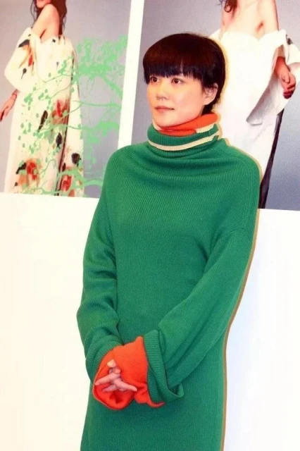 53歲王菲終於不低調了！上衣紅配綠還穿絲綢褲，這時尚讓人看不懂