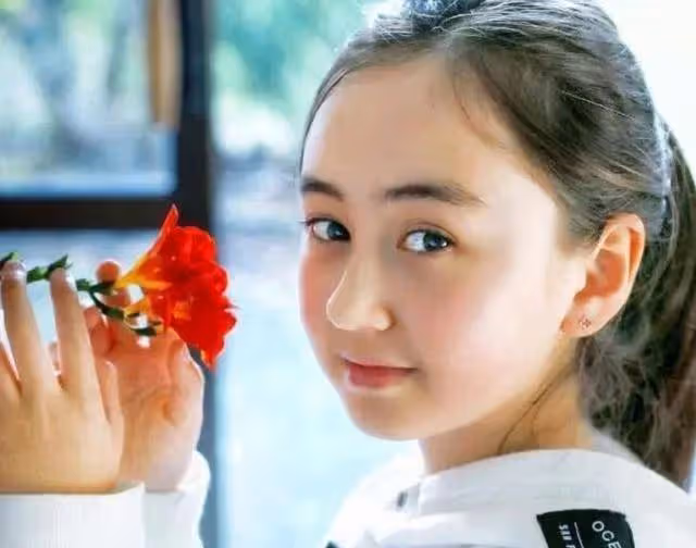 迪麗熱巴在機場被叫成楊紫，她微笑回應5個字，粉絲夸贊乾得漂亮