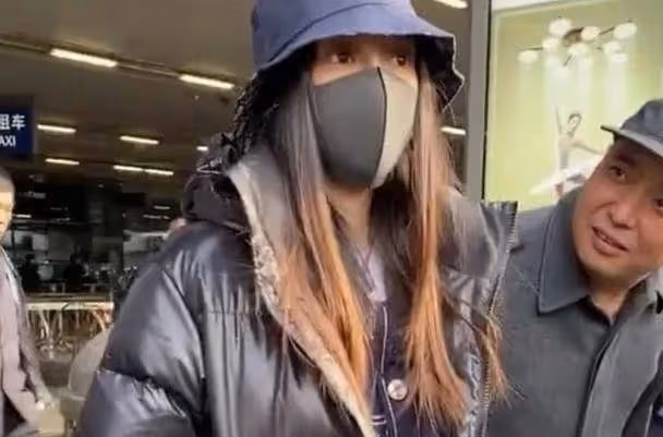 迪麗熱巴在機場被叫成楊紫，她微笑回應5個字，粉絲夸贊乾得漂亮
