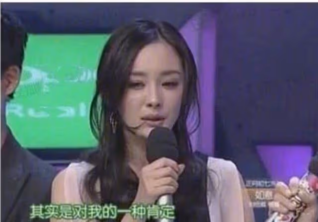 迪麗熱巴在機場被叫成楊紫，她微笑回應5個字，粉絲夸贊乾得漂亮