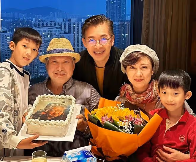 洪金寶一家罕同框，高麗虹懷抱繼孫子笑容慈祥，57歲無兒女仍幸福