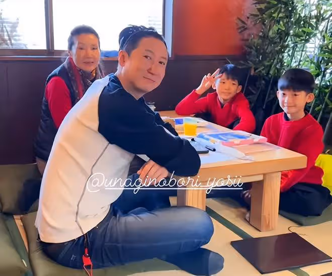 洪金寶一家罕同框，高麗虹懷抱繼孫子笑容慈祥，57歲無兒女仍幸福