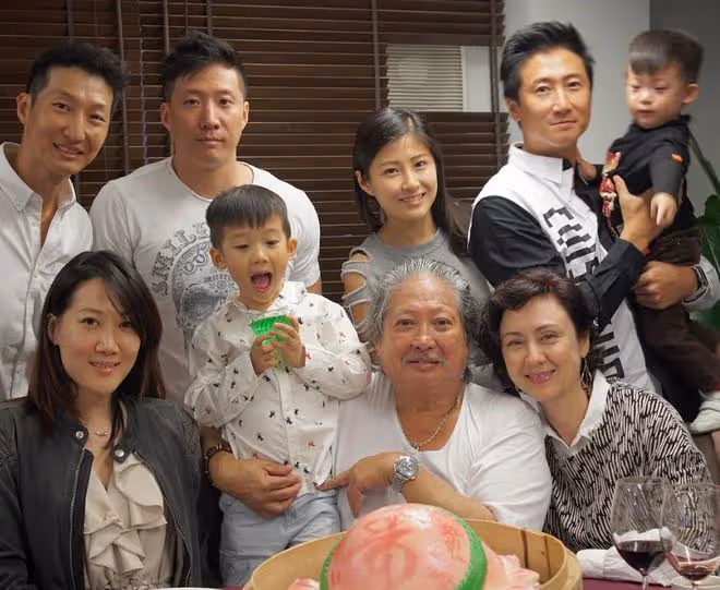 洪金寶一家罕同框，高麗虹懷抱繼孫子笑容慈祥，57歲無兒女仍幸福