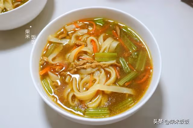 晚上揉面早上做，每人一碗，早餐吃得好滿足