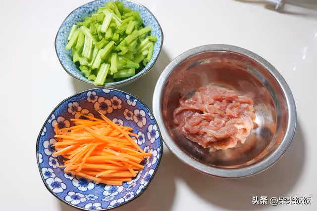 晚上揉面早上做，每人一碗，早餐吃得好滿足