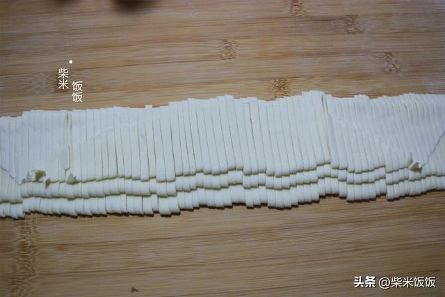 晚上揉面早上做，每人一碗，早餐吃得好滿足