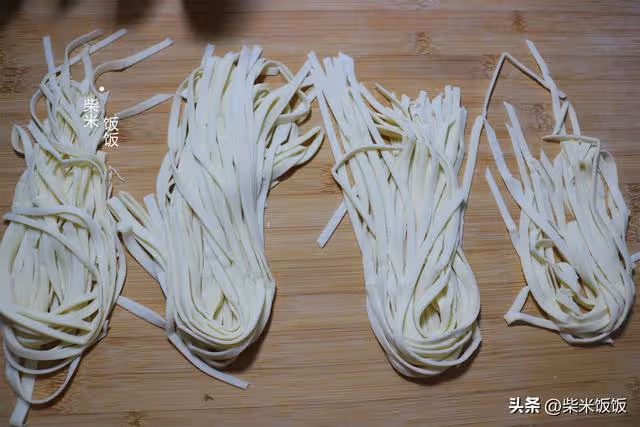 晚上揉面早上做，每人一碗，早餐吃得好滿足