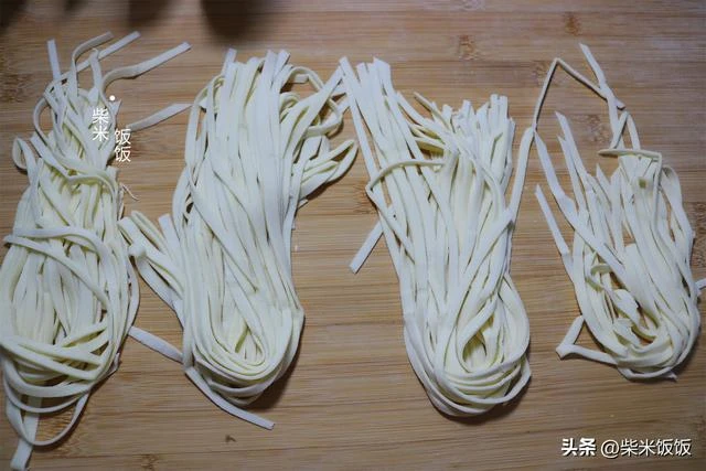 晚上揉面早上做，每人一碗，早餐吃得好滿足
