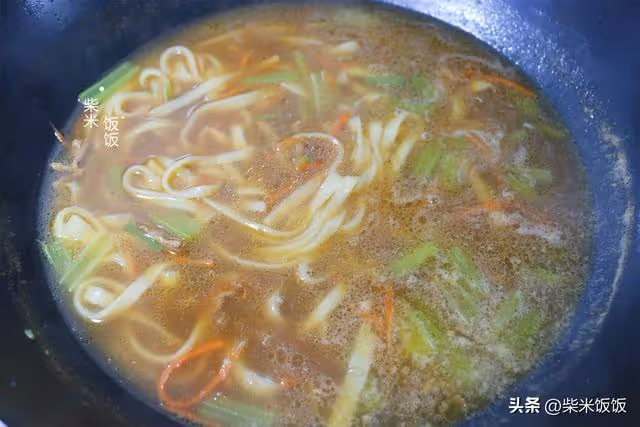 晚上揉面早上做，每人一碗，早餐吃得好滿足