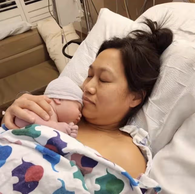 扎克伯格官宣三胎得女，父女對視滿眼愛意，華裔老婆產房照曝光