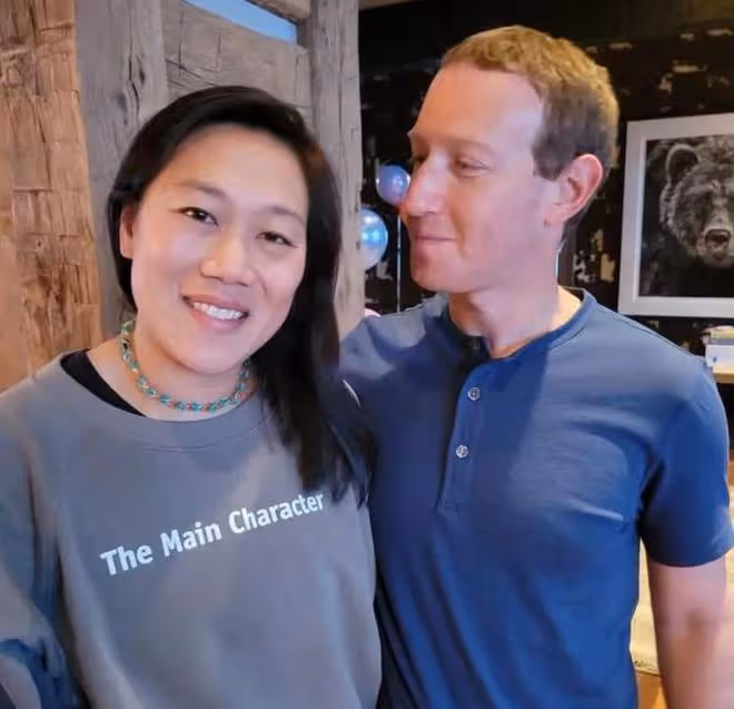 扎克伯格官宣三胎得女，父女對視滿眼愛意，華裔老婆產房照曝光