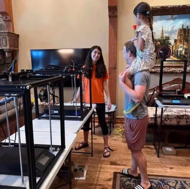 扎克伯格官宣三胎得女，父女對視滿眼愛意，華裔老婆產房照曝光