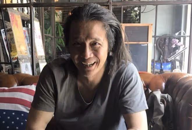 香港金牌武指董瑋曝近況，69歲腱子肉明顯如壯年，穿花短褲接地氣