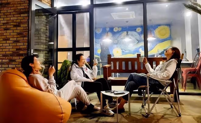 宋允兒和金惠秀戶外踏春聚餐，孫藝珍帶娃不能和姐妹相聚