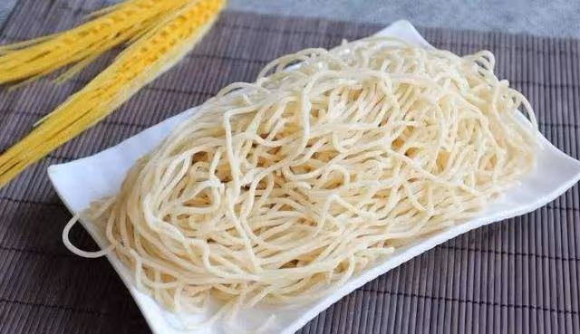 麵條別只是水煮了，學大廚搭配白菜「燜一燜」，學會早餐有著落了
