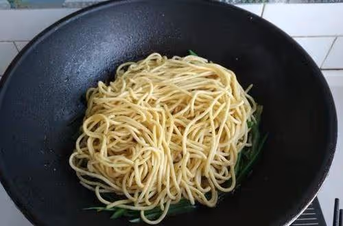 麵條別只是水煮了，學大廚搭配白菜「燜一燜」，學會早餐有著落了