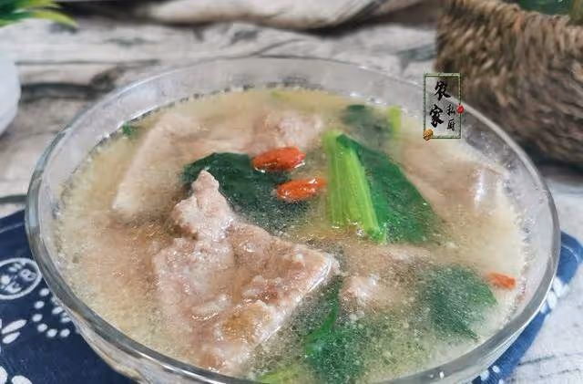 秋冬季，女人要多喝這道湯，加點菠菜簡單一煮特別鮮，營養又補血