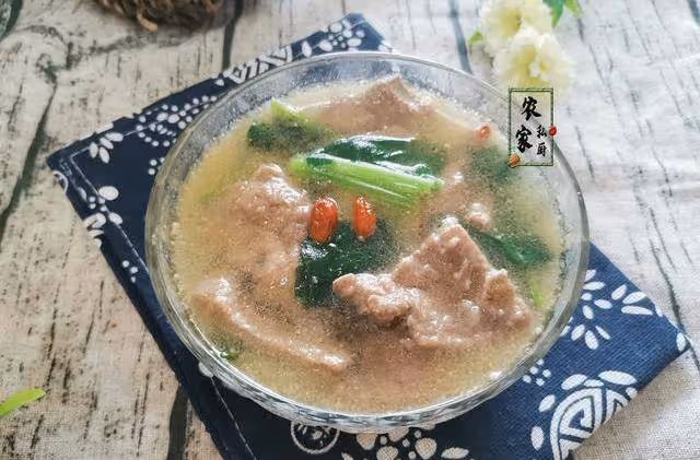 秋冬季，女人要多喝這道湯，加點菠菜簡單一煮特別鮮，營養又補血