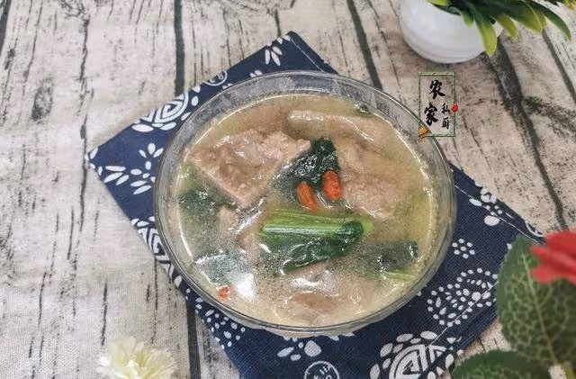 秋冬季，女人要多喝這道湯，加點菠菜簡單一煮特別鮮，營養又補血
