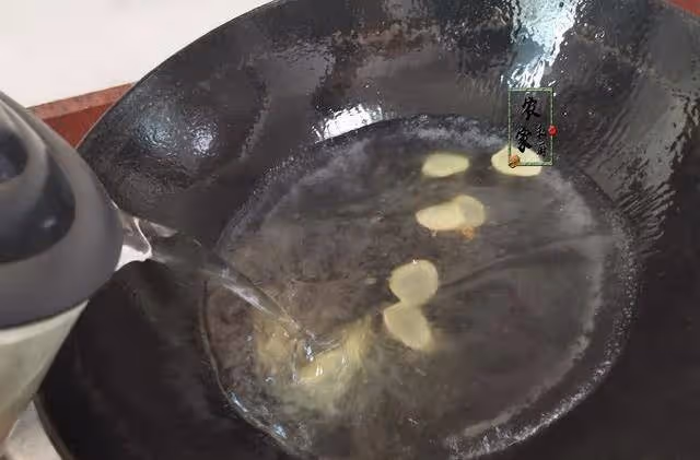 秋冬季，女人要多喝這道湯，加點菠菜簡單一煮特別鮮，營養又補血