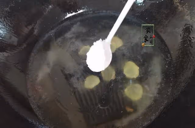 秋冬季，女人要多喝這道湯，加點菠菜簡單一煮特別鮮，營養又補血