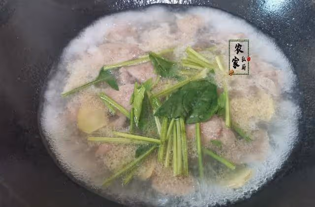 秋冬季，女人要多喝這道湯，加點菠菜簡單一煮特別鮮，營養又補血